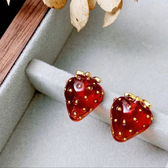 Red Strawberry Resin Stud Earrings - Gold Color - NWT! 🍓 - Picture 3 of 4
